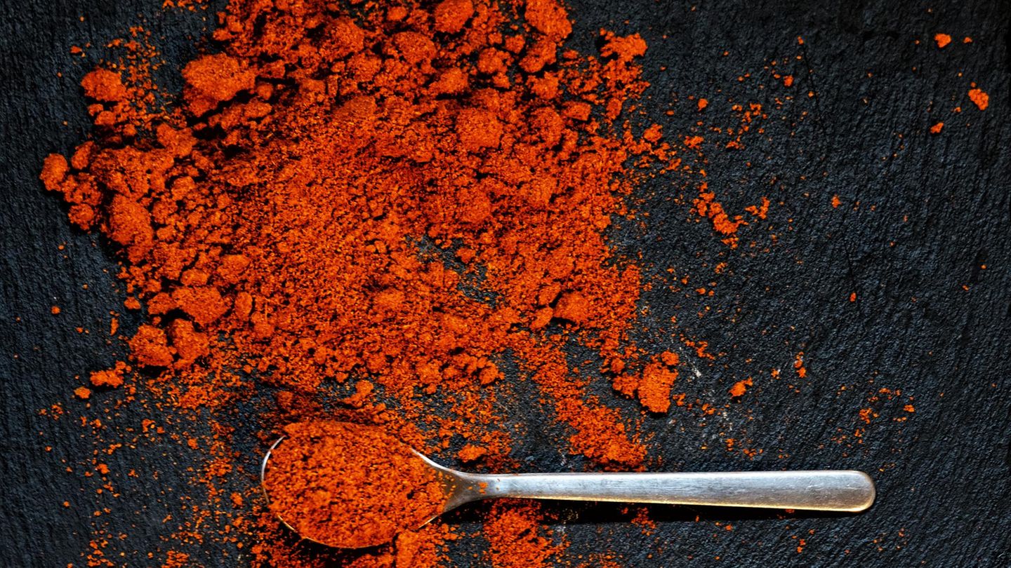 Kochtipps: Der Farbengeber: Edelsüßes Paprikapulver, die deutsche Chili, verleiht nicht nur eine appetitliche rote Farbe, sondern auch ein mild-fruchtiges Aroma. Gulasch, Eintöpfe oder Aufläufe bekommen damit ihre charakteristische Note. Das Pulver reagiert empfindlich auf Licht – also dunkel aufbewahren Der Farbengeber: Edelsüßes Paprikapulver, die deutsche Chili, verleiht nicht nur eine appetitliche rote Farbe, sondern auch ein mild-fruchtiges Aroma. Gulasch, Eintöpfe oder Aufläufe bekommen damit ihre charakteristische Note. Das Pulver reagiert empfindlich auf Licht – also dunkel aufbewahren