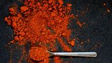 Der Farbengeber: Edelsüßes Paprikapulver, die deutsche Chili, verleiht nicht nur eine appetitliche rote Farbe, sondern auch ein mild-fruchtiges Aroma. Gulasch, Eintöpfe oder Aufläufe bekommen damit ihre charakteristische Note. Das Pulver reagiert empfindlich auf Licht – also dunkel aufbewahren