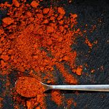 Der Farbengeber: Edelsüßes Paprikapulver, die deutsche Chili, verleiht nicht nur eine appetitliche rote Farbe, sondern auch ein mild-fruchtiges Aroma. Gulasch, Eintöpfe oder Aufläufe bekommen damit ihre charakteristische Note. Das Pulver reagiert empfindlich auf Licht – also dunkel aufbewahren
