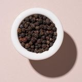 Der Alleskönner: Schwarzer Pfeffer gehört in jede Küche. Am besten ganze Körner kaufen und frisch mahlen – das intensive Aroma entfaltet sich erst dann richtig. Von der Gemüsepfanne bis zur Sauce: Ohne Pfeffer geht fast nichts. Für helle Saucen eignet sich übrigens auch weißer Pfeffer perfekt