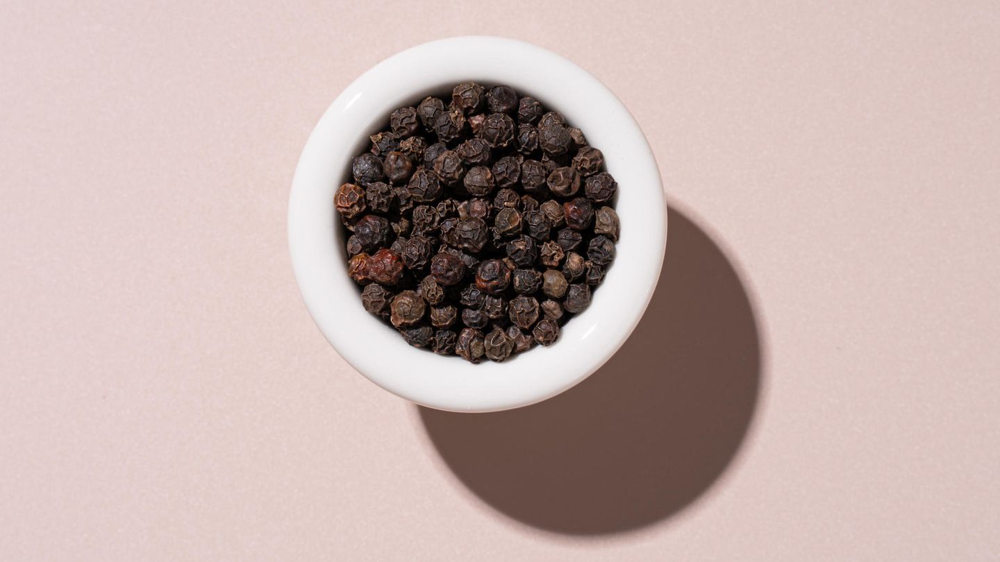 Der Alleskönner: Schwarzer Pfeffer gehört in jede Küche. Am besten ganze Körner kaufen und frisch mahlen – das intensive Aroma entfaltet sich erst dann richtig. Von der Gemüsepfanne bis zur Sauce: Ohne Pfeffer geht fast nichts. Für helle Saucen eignet sich übrigens auch weißer Pfeffer perfekt
