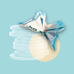 Symbolbild Rente: Montage aus einem zu einem Schmetterling gefalteten Geldschein vor einem Münzstapel