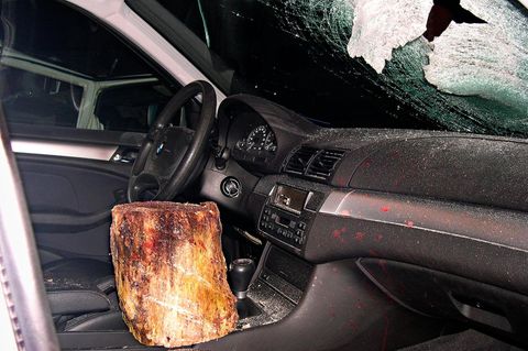 Der Holzklotz auf der Mittelkonsole des PKW