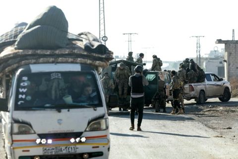 Flüchtende und Rebellen in der Provinz Hama