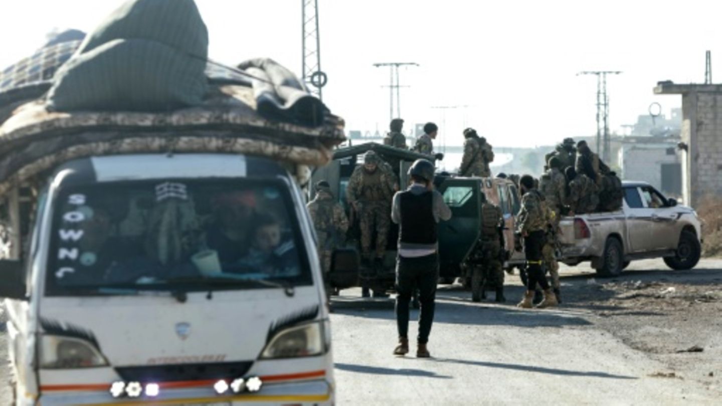 Flüchtende und Rebellen in der Provinz Hama