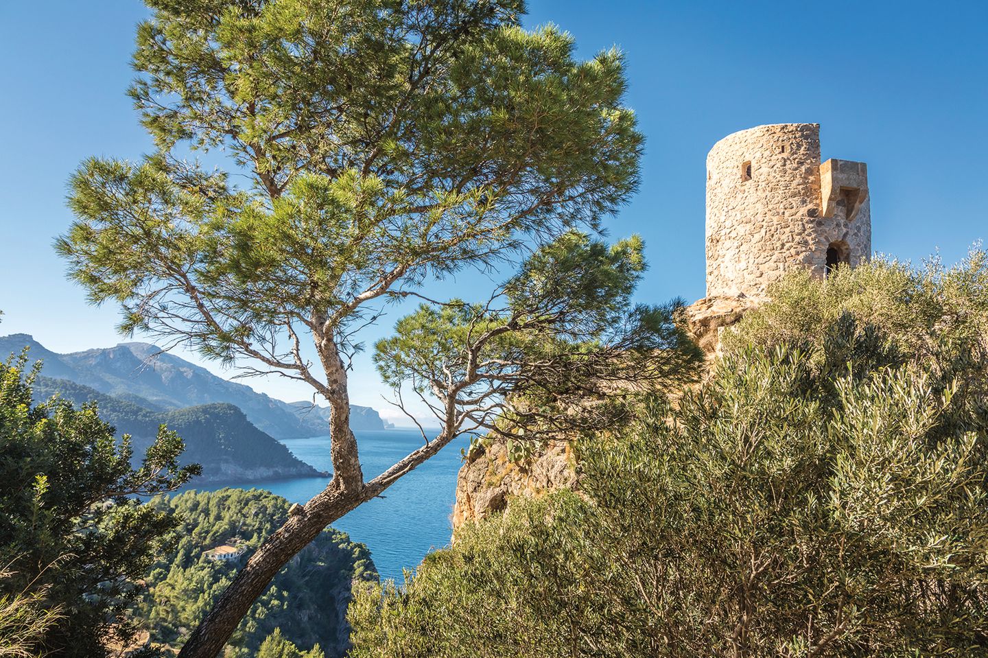 Die historischen Wachtürme der Insel Der alte Wachturm auf der Bergspitze, im Hintergrund die Küste und das tieflblaue Meer