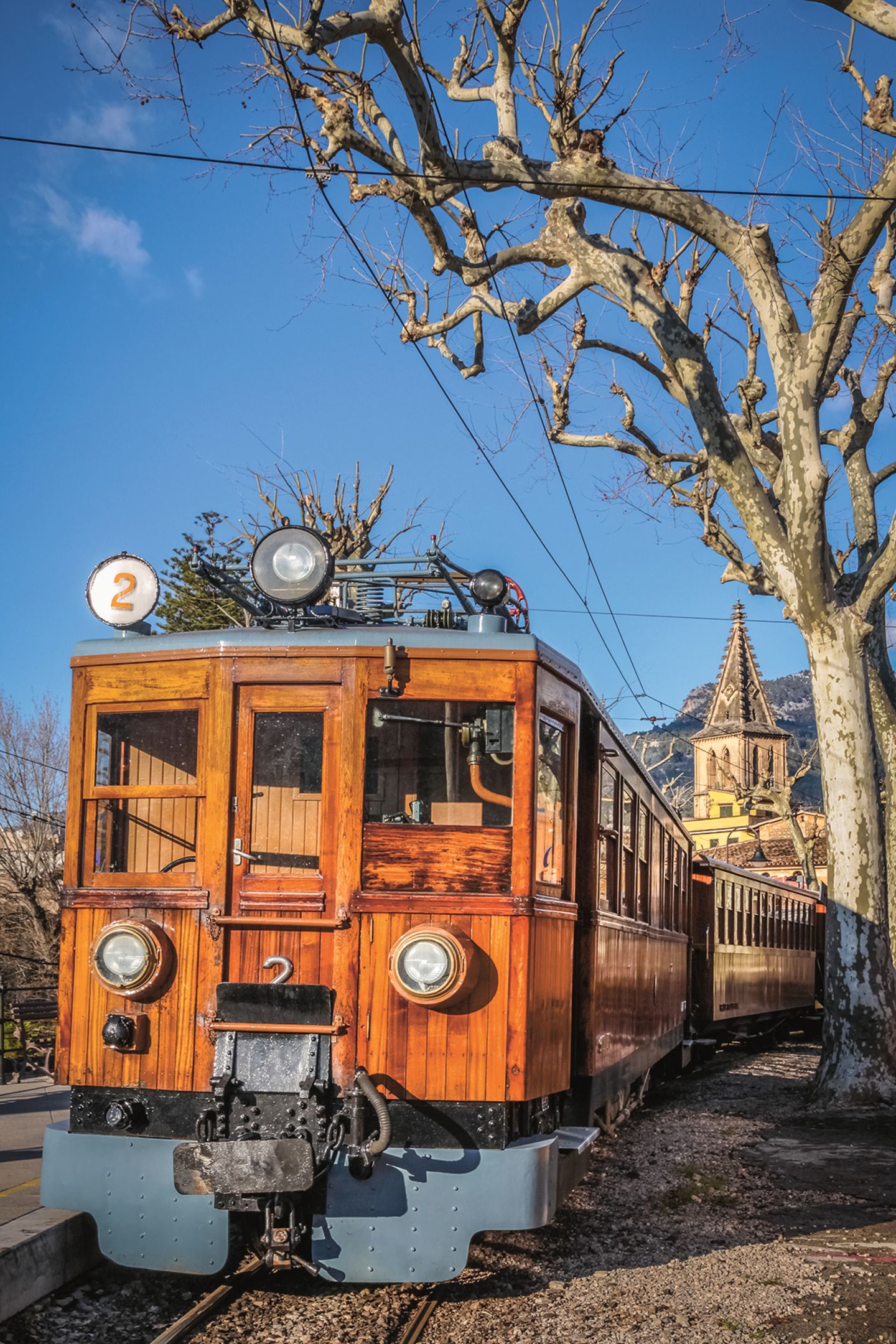 Mit der historischen Eisenbahn durch die Landschaft – Ferrocarril die Sóller Mallorca: Berge, Meer und Mandelblüte
