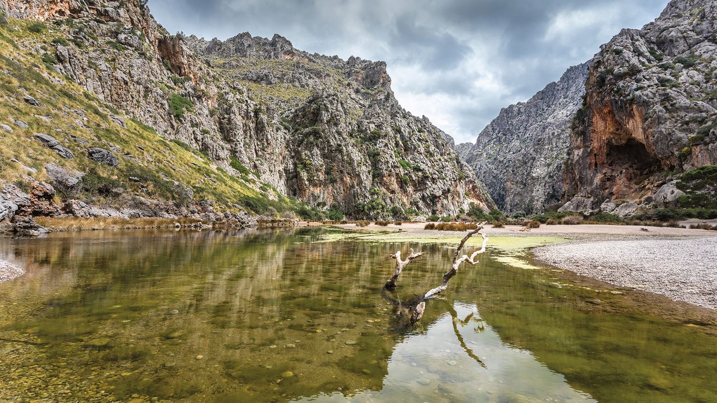 Zwischen der Schlucht sieht man einen Fluss, der kaum Wasser führt