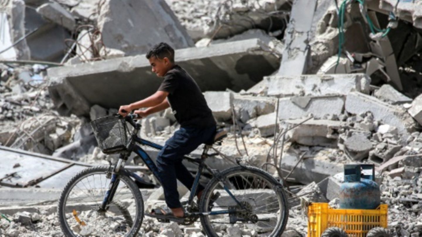 Junge im Gazastreifen mit Gaskanister für's Kochen