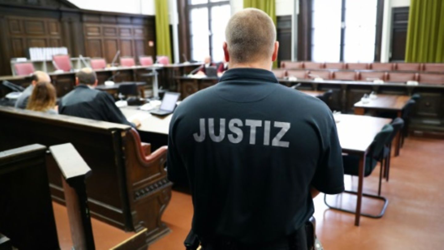 Hamburger Justizbeamter in einem Gerichtssaal