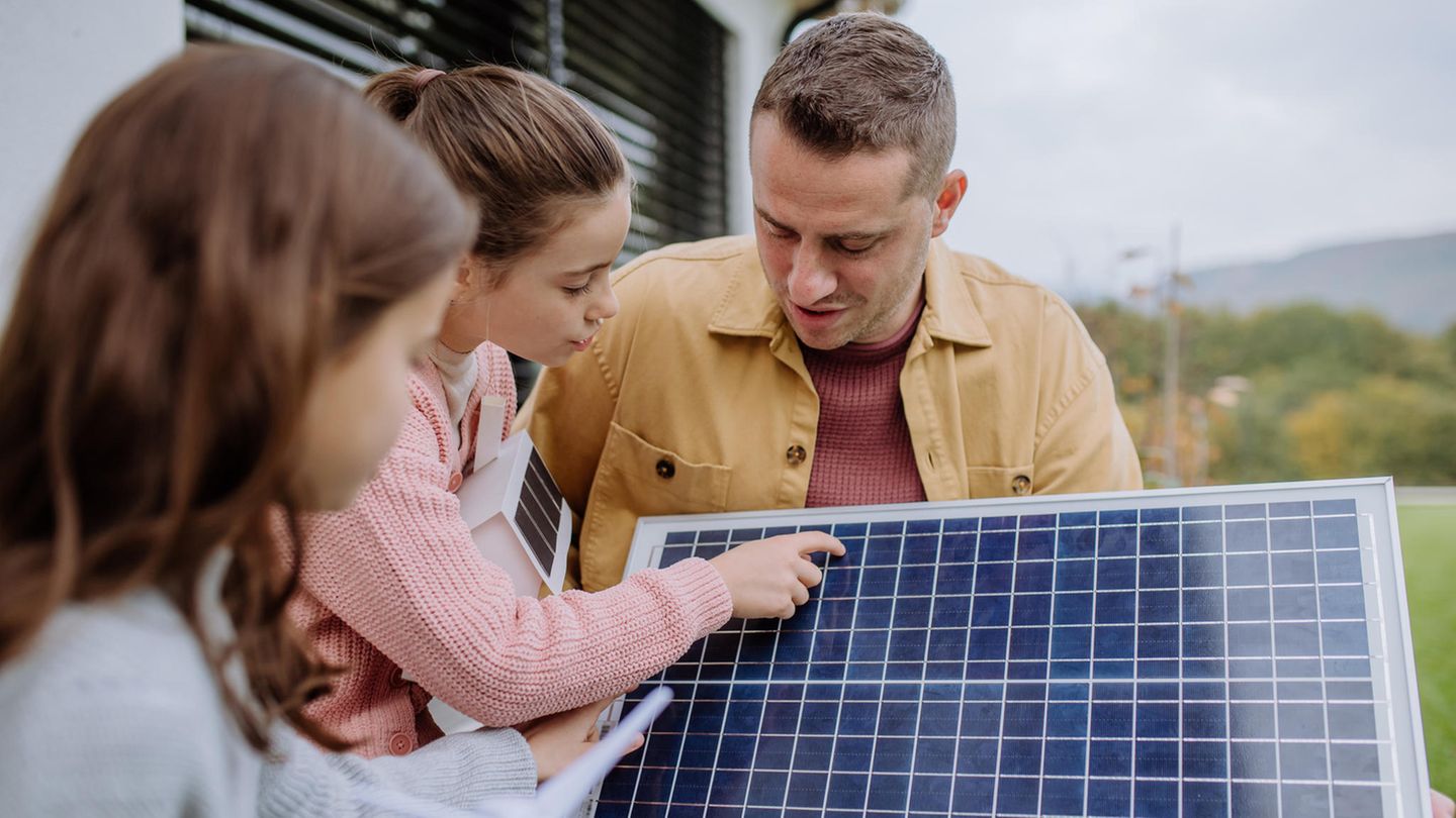 Kaufberatung Mini-PV-Anlage: Balkonkraftwerk: Marken-Modell oder Discounter-Schnäppchen – was ist besser?