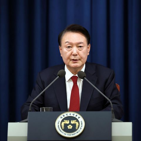 Südkoreas Staatschef Yoon Suk Yeol hält in Anzug und dunkelroter Krawatte eine Rede im TV