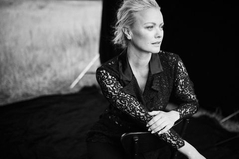 Eine Fotografie in schwarz-weiß zeigt Model Franziska Knuppe