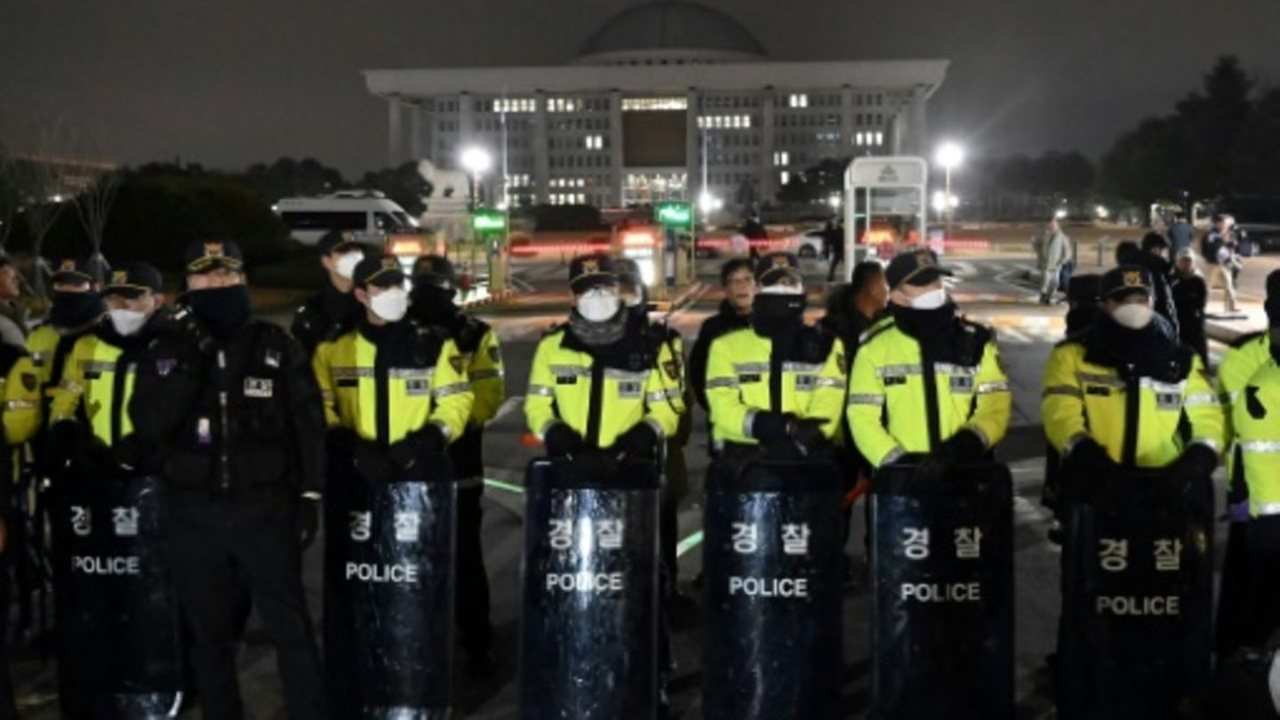 Polizeikräfte vor dem Parlament in Seoul