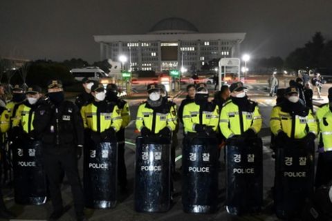 Polizeikräfte vor dem Parlament in Seoul