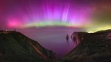 “A Historic Night: Northern Lights at Étretat” fotografiert von Julien Looten