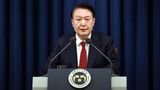Staatschef Yoon Suk Yeol hat überraschend in einer TV-Ansprache das Kriegsrecht über Südkorea verhängt. Er begründete dies mit dem notwendigen Schutz der demokratischen Ordnung des Landes und richtete Vorwürfe an die Opposition, die die Mehrheit im Parlament innehat
