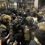 Südkoreanische Soldaten versuchen, das Gelände der Nationalversammlung zu betreten – und stoßen offenbar auf Widerstand