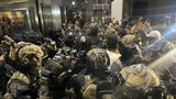 Südkoreanische Soldaten versuchen, das Gelände der Nationalversammlung zu betreten – und stoßen offenbar auf Widerstand