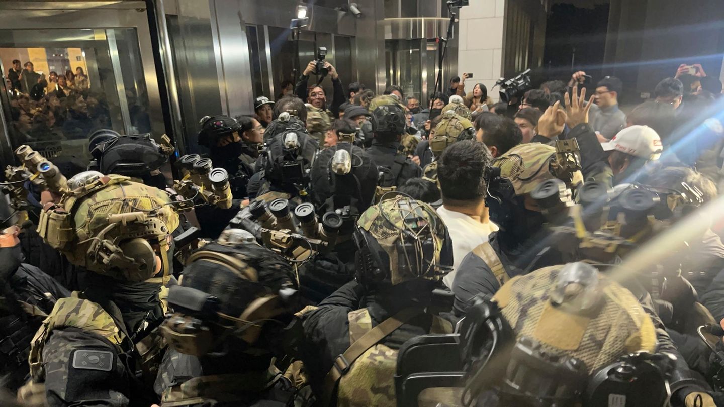 Südkoreanische Soldaten versuchen, das Gelände der Nationalversammlung zu betreten – und stoßen offenbar auf Widerstand