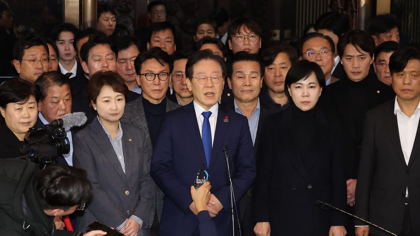 Abgeordnete verabschieden eine Resolution gegen das Kriegsrecht. Park Chan-dae (M), Fraktionsvorsitzender der größten oppositionellen Demokratischen Partei, erklärt in den frühen Morgenstunden (Ortszeit) in der Nationalversammlung in Seoul seinen Standpunkt