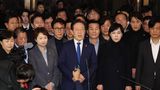 Abgeordnete verabschieden eine Resolution gegen das Kriegsrecht. Park Chan-dae (M), Fraktionsvorsitzender der größten oppositionellen Demokratischen Partei, erklärt in den frühen Morgenstunden (Ortszeit) in der Nationalversammlung in Seoul seinen Standpunkt