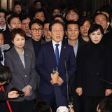 Abgeordnete verabschieden eine Resolution gegen das Kriegsrecht. Park Chan-dae (M), Fraktionsvorsitzender der größten oppositionellen Demokratischen Partei, erklärt in den frühen Morgenstunden (Ortszeit) in der Nationalversammlung in Seoul seinen Standpunkt