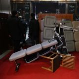 Im Gebäude haben wohl Abgeordnete Barrikaden errichtet, um Soldaten am Eindringen zu hindern – oder es zumindest zu erschweren. TV-Bilder zeigten auch Mitarbeiter des Parlaments, die versuchten, Soldaten mit dem Versprühen von Feuerlöschern aufzuhalten