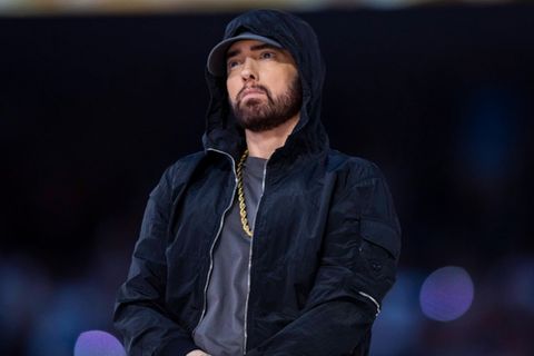 Eminem mit dunklem Bart und einem Hoodie