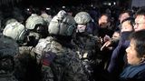 Auge in Auge stehen Soldaten und Abgeordnete am Parlamentsgebäude einander gegenüber