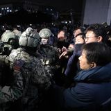 Auge in Auge stehen Soldaten und Abgeordnete am Parlamentsgebäude einander gegenüber