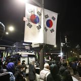 Auf der Straße vor der Nationalversammlung bekommen die Abgeordneten Unterstützung von Protestierenden