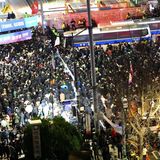 Die Menschenmenge vor dem Parlamentsgebäude fordert den Rücktritt von Präsident Yoon Suk Yeol wegen der Verhängung des Kriegsrechts