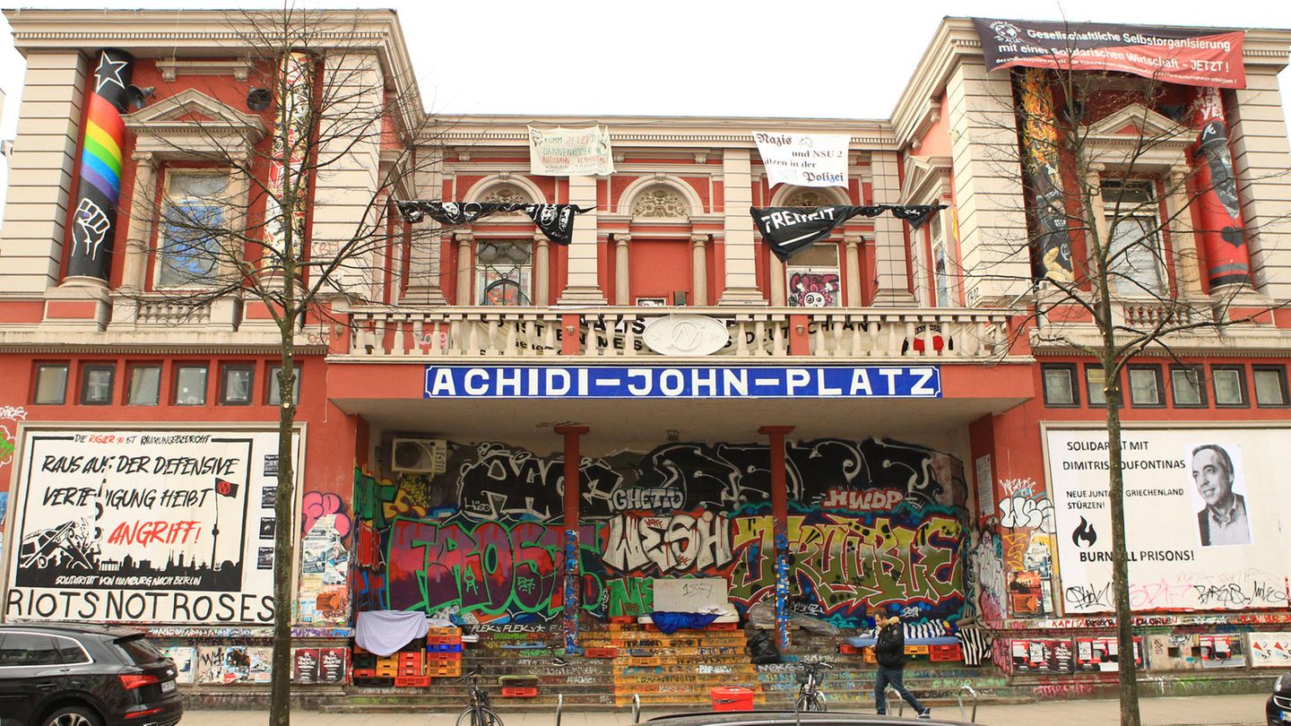 Der Tod des Dealers Achidi John Die Rote Flora in Hamburg mit einem Schild "Achidi-John-Platz"