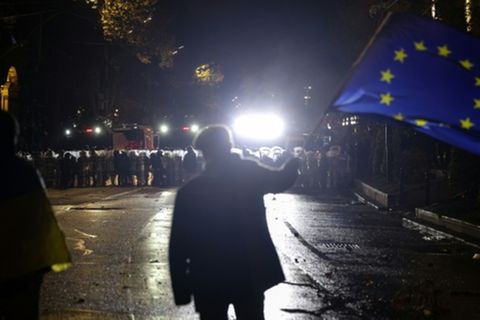 Demonstrant in Tiflis mit EU-Flagge