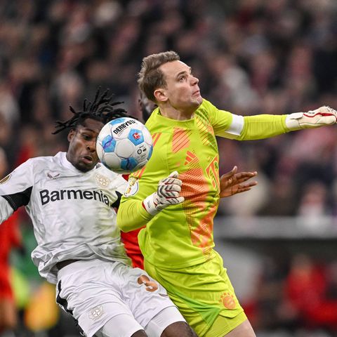 Schlüsselszene in München: Manuel Neuer verfehlt den Ball und rammt stattdessen Leverkusens Jeremie Frimpong. Neuer wurde vom Platz gestellt und Bayern verlor das DFB-Pokal-Achtelfinale gegen Bayer Leverkusen