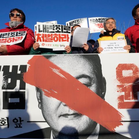 Demonstranten fordern in Südkorea den Rücktritt von Präsident Yoon Suk Yeol