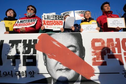 Demonstranten fordern in Südkorea den Rücktritt von Präsident Yoon Suk Yeol