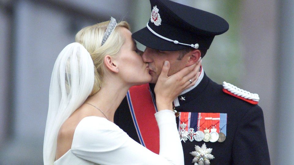 Mette-Marit und Haakon küssen sich 2001 bei ihrer Hochzeit innig