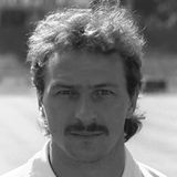 Der frühere polnische Bundesliga-Spieler Jan Furtok starb am 26. November. 2021 wurde bekannt, dass Furtok an Alzheimer erkrankt war. Der Profifußballer war 1988 von Kattowitz zum HSV gewechselt. Fünf Jahre später ging der Stürmer zur Eintracht, ehe er zu seinem Herzensverein nach Kattowitz zurückkehrte. Dort ist er als erfolgreichster Torschütze der Vereinsgeschichte eine Legende. Er wurde 62 Jahre alt.