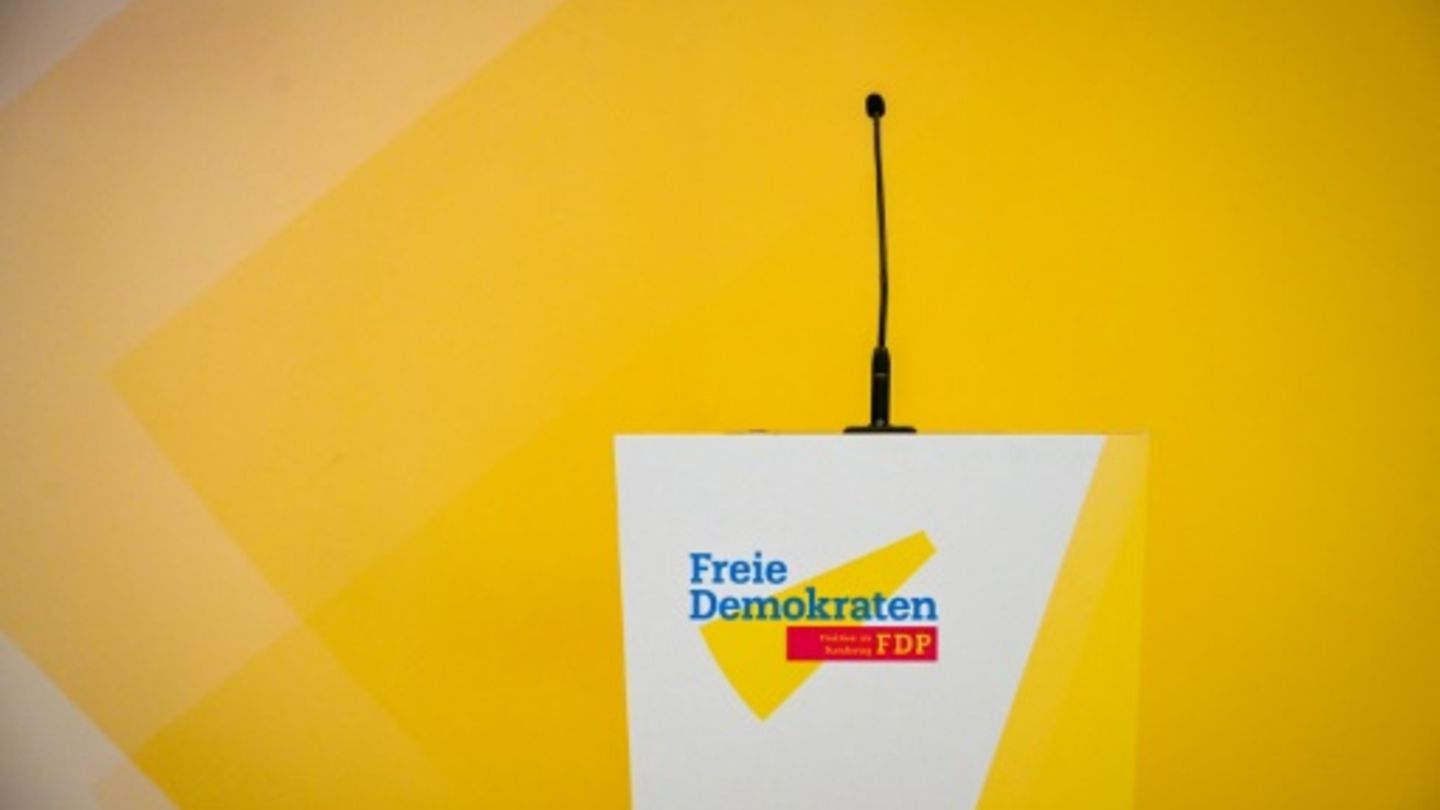 Redepult mit FDP-Logo