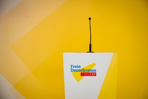 Redepult mit FDP-Logo
