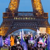 Lettern auf dem Pariser Eifelturm: Mein Körper, meine Entscheidung auf französisch