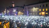 6000 Teilnehmer leuchten mit den Taschenlampen ihrer Handys während einer Demonstration in Leipzig