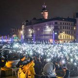 6000 Teilnehmer leuchten mit den Taschenlampen ihrer Handys während einer Demonstration in Leipzig