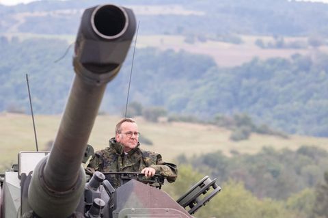 Waffenstillstand üverwachen? Boris Pistorius späht aus einer Panzerhaubitze 2000 heraus