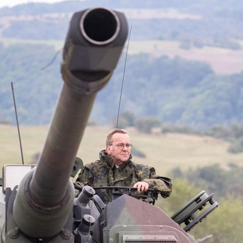 Waffenstillstand üverwachen? Boris Pistorius späht aus einer Panzerhaubitze 2000 heraus