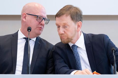 Der Co-Vorsitzende der SPD in Sachsen, Henning Homann (l), berät sich mit CDU-Politiker Michael Kretschmer