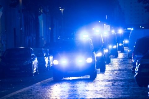 Einsatzwagen der Polizei mit Blaulicht