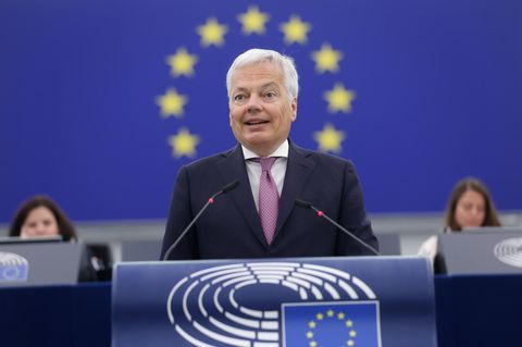 Didier Reynders vor einer Flagge der Europäischen Union – jetzt im Geldwäsche-Verdacht